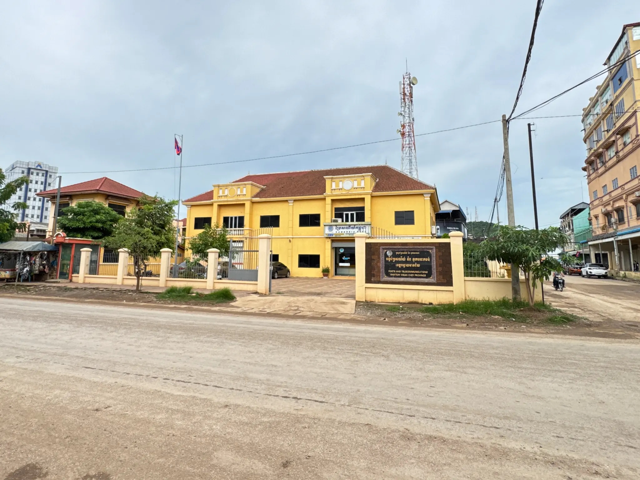 ប្រជាពលរដ្ឋកំពុងទទួលសេវាសាធារណៈ